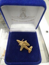 AVIATION, RTAF, AIRPLANE THAI AIR FORCE TIE PIN GOLD COLOR IN VELVET BOX... - $354.45 MXN