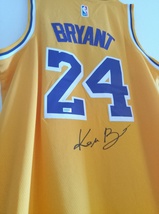 Kobe Bryant Hand-Signed #24 Los Ángeles Lakers Yellow Jersey - COA - £261.62 GBP