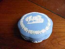 Wedgwood trinket box blue jasperware sided borders, 2 1/2" tall by 5" ORIG  [91] - £59.71 GBP