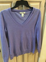 BANANA REPUBLIC WOMENS PURPLE PULLOVER V NECK SWEATER - SIZE MEDIUM - FR... - $17.19