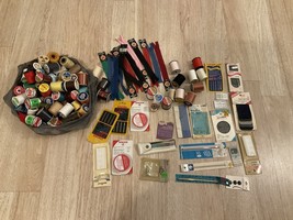 Vintage Sewing Set Singer Needles Patchettes Zippers Tapes Buttons Hooks... - $741.31 MXN