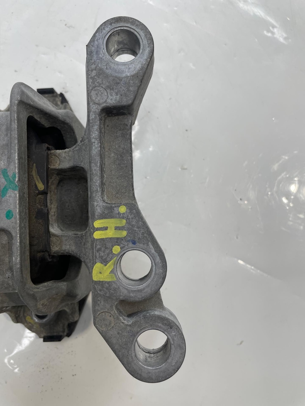 2021 Chevy Traverse LT 3.6L RH Passenger Transmission Frame Mount 84499830 OEM Item image 3