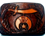 Vintage Mano Tooled Leather-Over-Metal Shriners Belt Fibbia Bob Mcdonald... - £44.49 GBP