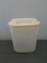 Vintage RUBBERMAID Servin Saver PITCHERS - ALMOND 1.5 QT - $9.89