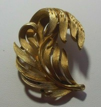 Vintage Signed Lisner Gold-tone Leaf Brooch - £19.05 GBP
