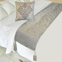 The HomeCentric Jacquard Gray Decorative Bed Runner and Pillow Cover - S... - €54,07 EUR+
