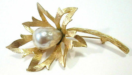 Vintage Brooch Signed BSK Gold Tone &amp; Faux Baroque Pearl Flower Pin - £27.26 GBP