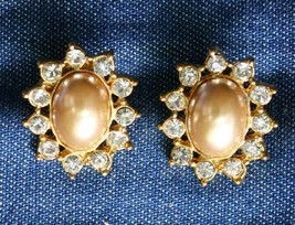 Peach Faux Pearl &amp; Crystal Rhinestone Gold-tone Pierced Earrings 1970s vint. 1&quot; - £9.72 GBP