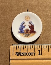 1991 Hallmark “Love is Born” Keepsake Miniature Christmas ornament - $47.59 MXN