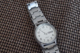 Vintage Alba Y504-8010 Day Date Silver Dial Men Quartz Watch SN968188 Japan - £58.18 GBP
