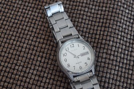 Vintage Alba Y504-8010 Day Date Silver Dial Men Quartz Watch SN968188 Japan - $74.25