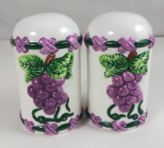 Vintage Country Grapevine Ceramic 4&quot; Salt &amp; Pepper Shakers - $217.73 MXN