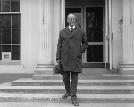 Socialist leader Eugene Debs leaves White House after seeing Harding Photo Print - £6.92 GBP+