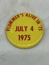 Vintage Pin 2&quot; PINBACK BUTTON 1970s Plummer’s Alive In 75 July 4th 1975 ... - £11.74 GBP
