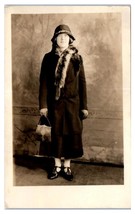Elegante Giovane Donna IN Abito Nero 1920&#39;s RPPC Foto Cartolina - £29.02 GBP
