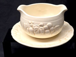 Vintage METLOX POPPY TRAIL Gravy Boat And Underplate ANTIQUE GRAPE Stone... - $242.07 MXN