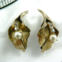 VINTAGE GOLD TONE PEARL FAUX CLEAR RHINESTONES LEAF FLORAL CLIP ON EARRINGS - £25.29 GBP