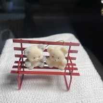 Vintage AVON Red Metal Flocked Bears On A Bench 1980’s Christmas Ornament - €6,14 EUR