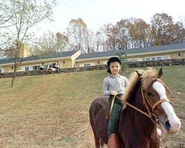 Caroline Kennedy rides pony at JFK home in Atoka Virginia New 8x10 Photo - £6.92 GBP