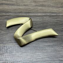 Vintage Monet Matte Gold Tone Ribbon Brooch Pin Estate Jewelry Find KG - €8,58 EUR
