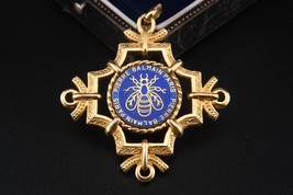 Vintage Pierre Balmain Paris Gold-Tone Enamel Pendant – Regal Bee Motif  - $2,734.58 MXN