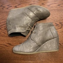 Toms Desert Wedge Bootie Shoe Womens 7 Metallic Gray Suede Ankle Boot 74... - £22.16 GBP