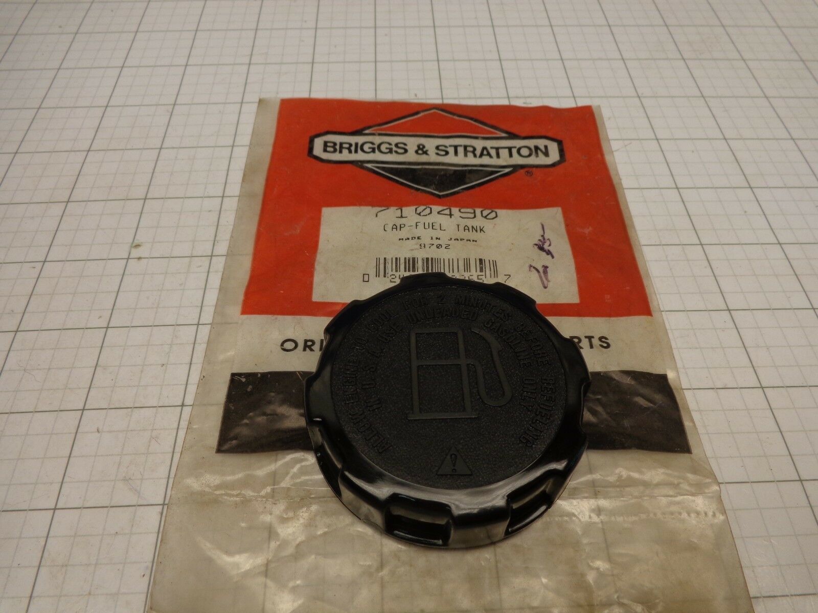 Briggs &amp; Stratton OEM NOS 710490 Gas Fuel Cap - $14.49
