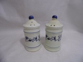 vintage china blue floral pattern Japan salt &amp; pepper SHAKER Set - $133.06 MXN