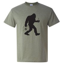 Sasquatch with Beer - Funny Bigfoot Yeti Drinking Outdoor T Shirt - Small - Spor - £18.97 GBP