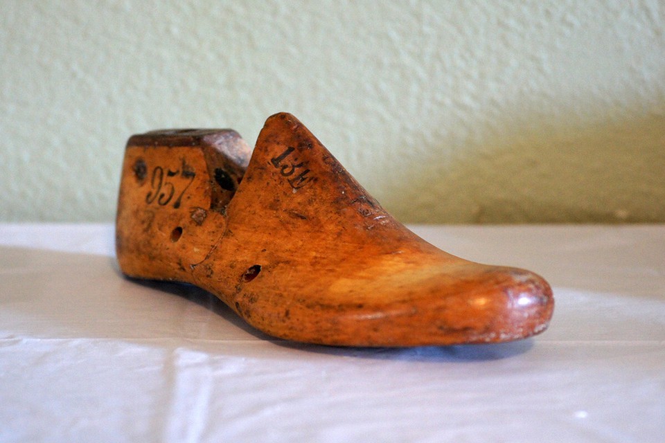 Antique Wooden Shoe Tree Insert Form Keeper Stretcher Mold Small 8&quot; Long - £16.54 GBP