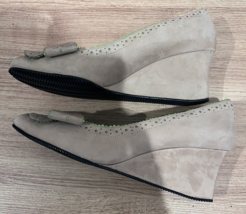 Van Eli Beige Suede W Green, Wedge &amp; Bow Shoes Women&#39;s Sz 8M NWT - £50.15 GBP