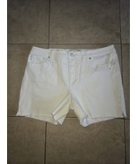 Seven7 Women&#39;s 5&quot; Fray Hem Mid Rise  White Denim Weekend Shorts Size 14 - $639.76 MXN