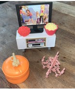Barbie LIVING ROOM Items: Tv Console, Footstool, Chandelier, Flowers - $262.44 MXN