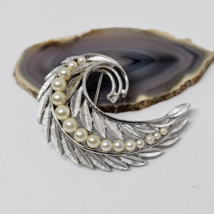 Vintage TRIFARI Silver Tone Textured Polished Faux Pearl Swirl Leaf Pin Brooch - £22.38 GBP