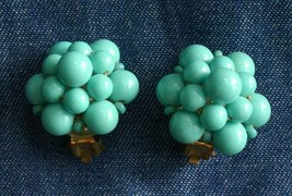 Elegant Aqua Plastic Cluster Clip Earrings 1960s vintage 1&quot; - £9.83 GBP