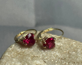 14K Yellow Gold Dangle Earrings 1.34g Fine Jewelry Magenta Color Stones - £87.00 GBP