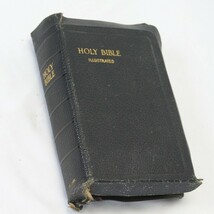 Holy Bible Illustrated Nelson 6&quot; x 4&quot; x 1-1/2&quot;  Leather Cover Vintage - $10.77