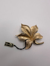 Vintage Crown Trifari Gold Flower Brooch With Tag Super Rare 5.5cm - £93.03 GBP