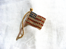 Vintage Gold Toned American Flag Pin Red Blue &amp; Clear Rhinestones 15-l - $645.41 MXN
