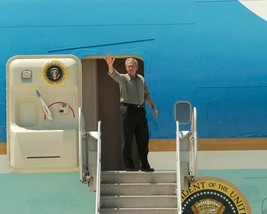 President George W. Bush waves as he boards Air Force One 2006 - New 8x10 Photo - £6.93 GBP