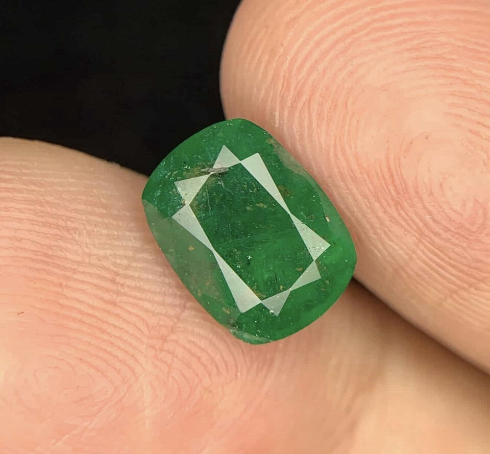 Natural Emerald 2.34 ct IGI Certified cushion cut Green Gemstone stone queen Item image 2