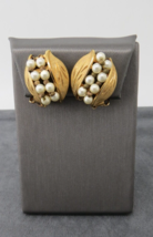 Vtg Kramer Earrings Gold Tone 1&quot; Long Clip On Faux Pearl Accents Textured Leaves - £17.39 GBP