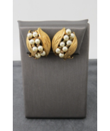 Vtg Kramer Earrings Gold Tone 1&quot; Long Clip On Faux Pearl Accents Texture... - $412.22 MXN
