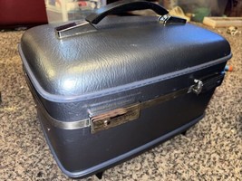 Vtg American Tourister Train Case Makeup Blue Hard Luggage Tray Mirror No Key - £25.31 GBP