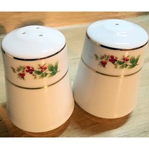 Christmas Holly Berry White Salt &amp; Pepper Shakers Set Gold Trim Porcelain - €7,63 EUR