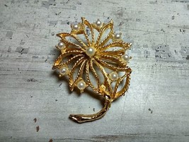 Vintage Goldtone Faux Pearl Flower Brooch Pin Costume Jewelry 1 5/8&quot; - £4.33 GBP