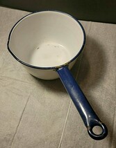 VINTAGE ENAMELWARE WHITE PAN WITH SPOUT, BLACK TRIM & HANDLE - £14.75 GBP