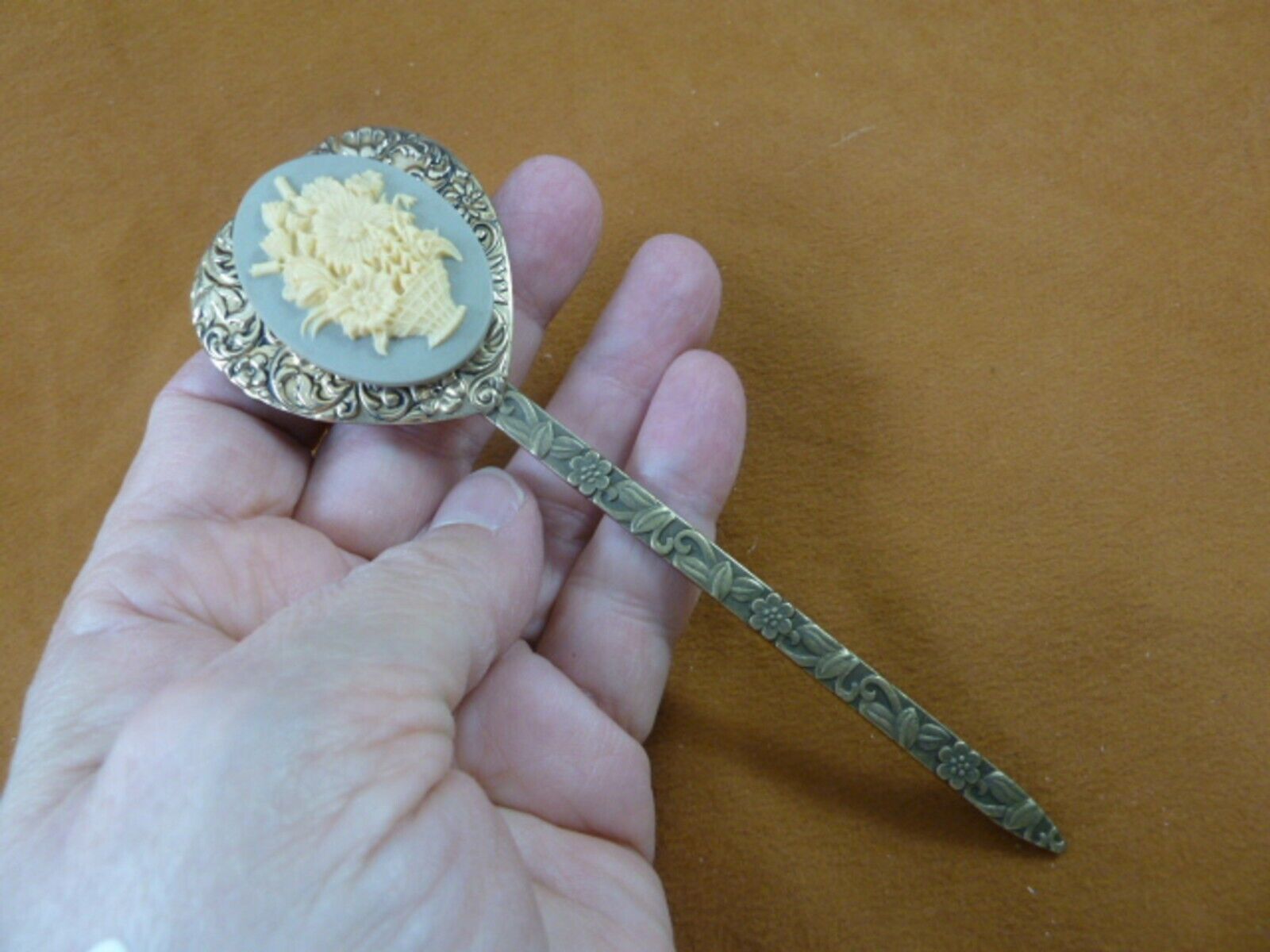 (cxm46-1) FLOWER BOUQUET gray white CAMEO daisies tulip brass hair stick... - $34.58