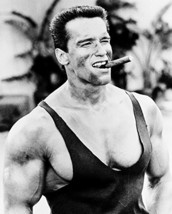 Arnold Schwarzenegger Commando In Vest B&amp;W 16x20 Canvas Giclee - £55.29 GBP