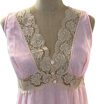 Vintage Women&#39;s Pink Long Nylon Nightgown Lace Accent D&#39;Signer MEDIUM Un... - €37,35 EUR